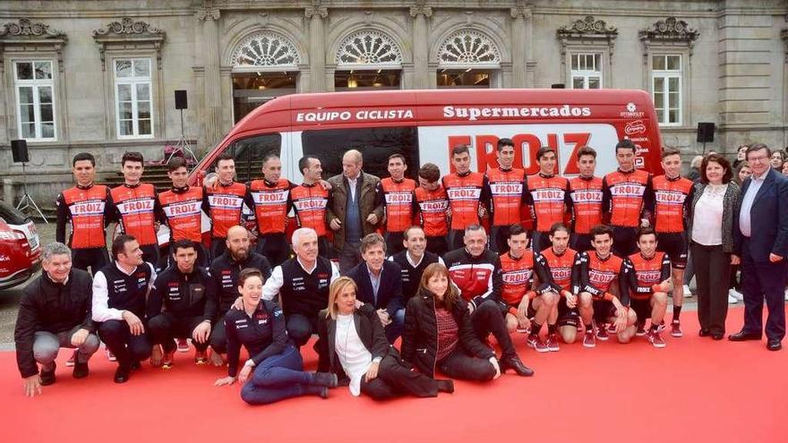 Plantilla del Super Froiz junto a las autoridades en la presentación del equipo. // Rafa Vázquez