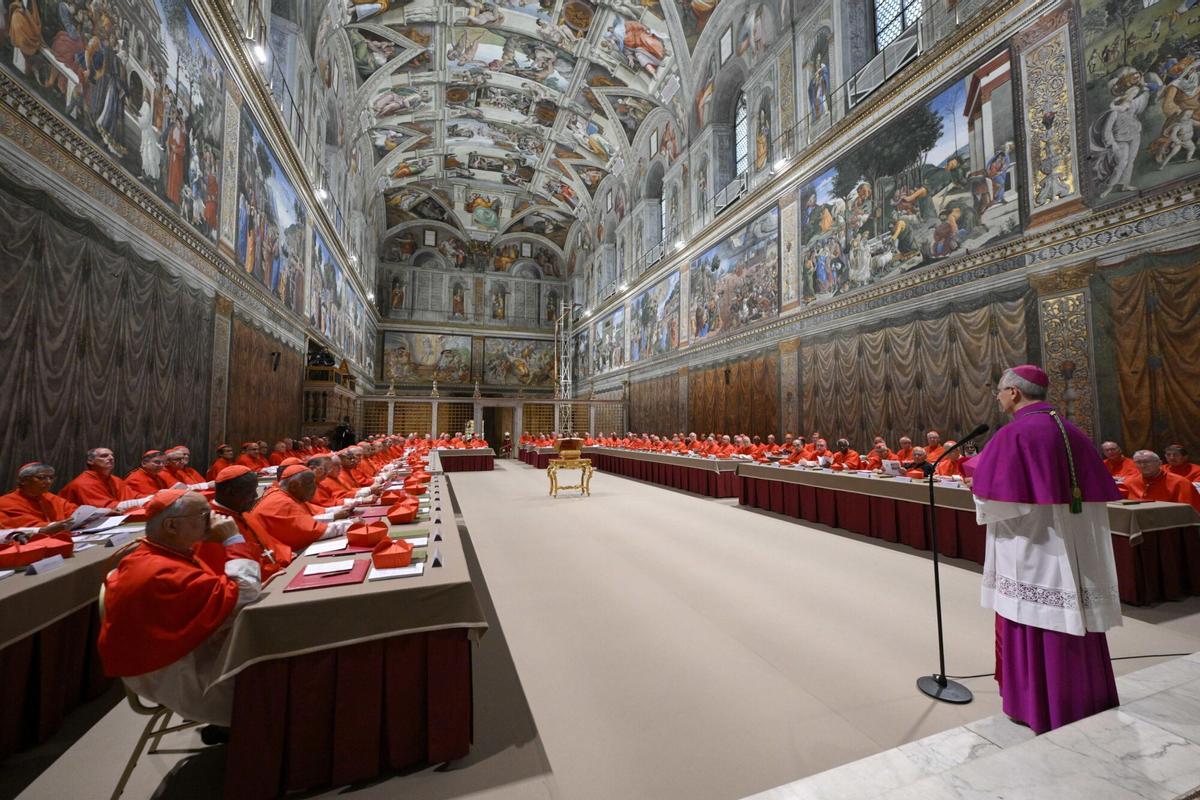 Las imágenes del cónclave por dentro: los cardenales en la Capilla Sixtina.