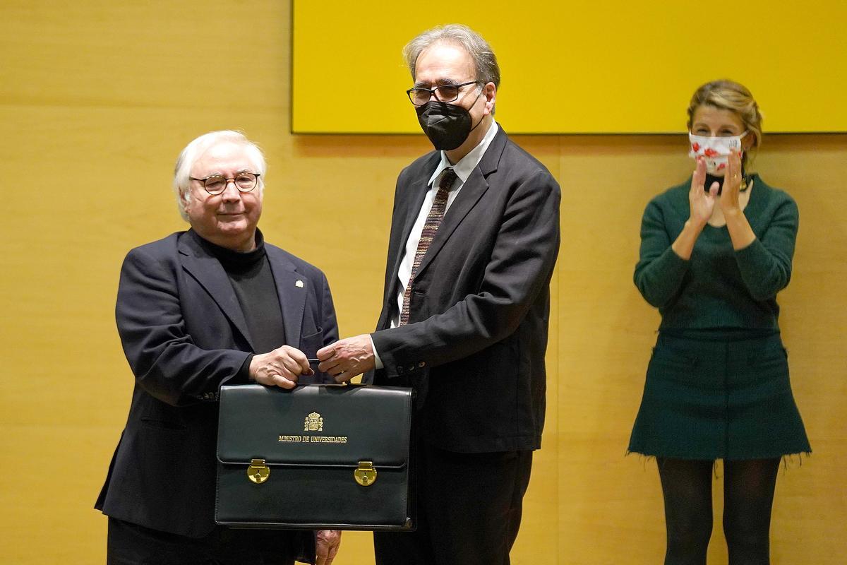 Els alumnes que vulguin cursar un màster podran optar a beca amb un 5 de nota mitjana