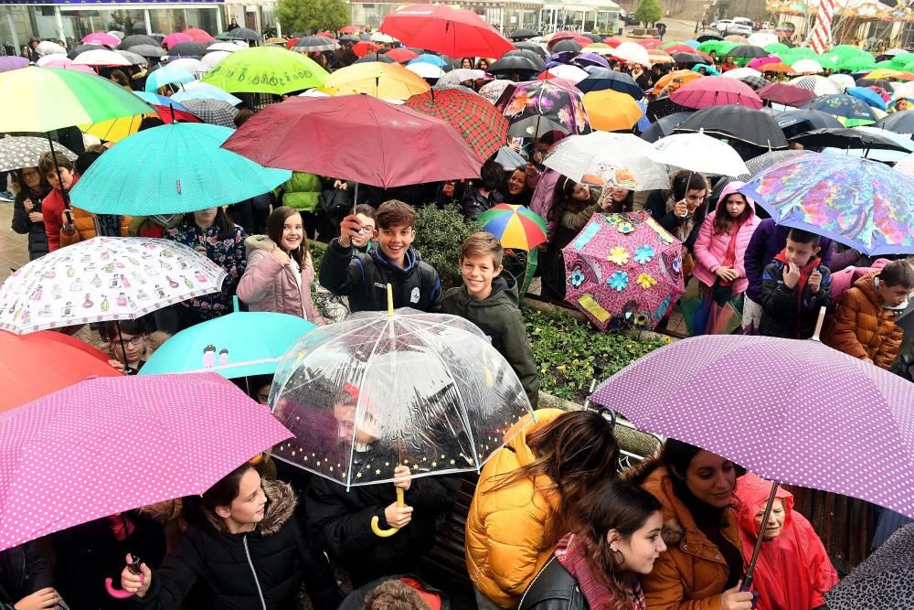 La plaza de María Pita acoge una concentración con paraguas de colores para celebrar y visibiizar la efeméride.