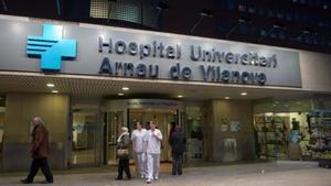 Entrada del Hospital Arnau de Vilanova.