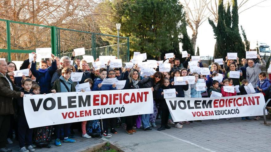 Protesta de las familias el CEIP l'Almassil de Mislata para que reanuden las obras de Edificant