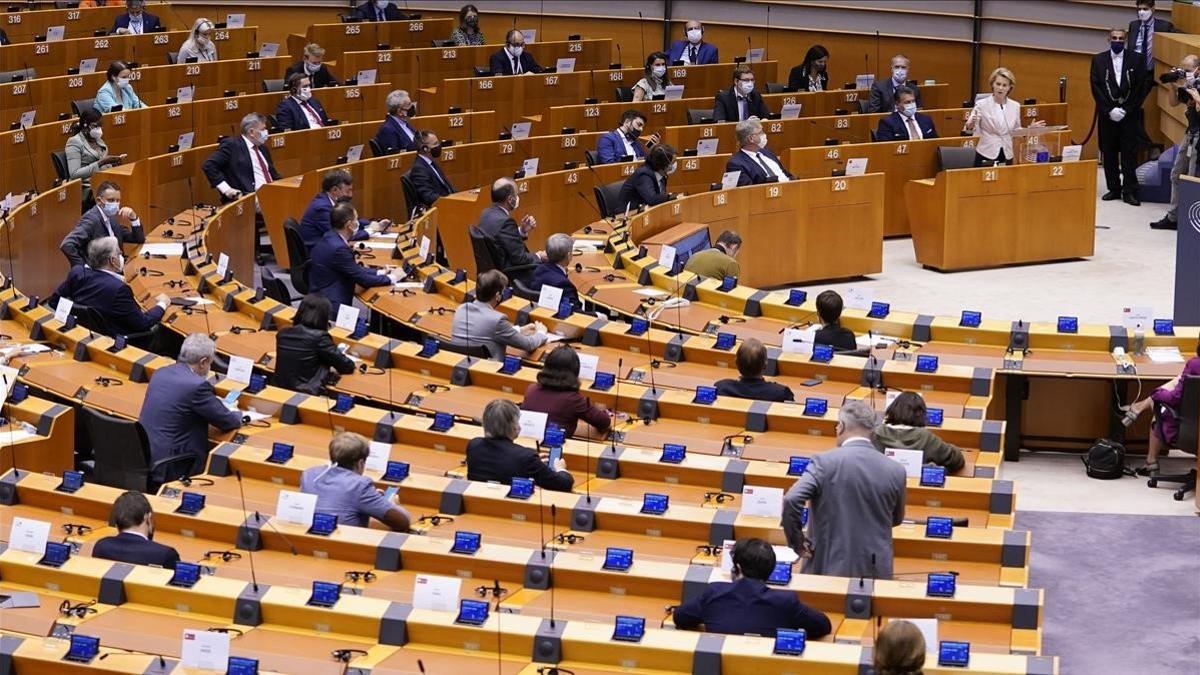 Von der Leyen (a la derecha) habla en el Parlamento Europeo.