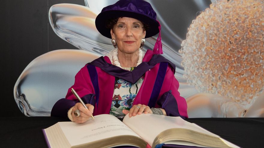 La asturiana que convierte piñas en ropa de Hugo Boss y Chanel ya es doctora Honoris Causa por una universidad londinense