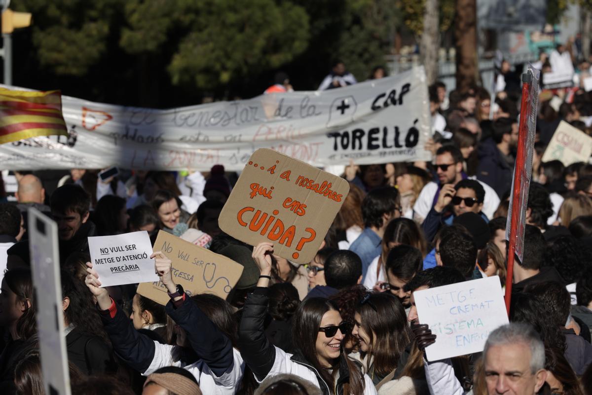 Los sanitarios se han manifestado desde el Departament de Salut hasta la estación de Sants en defensa de la sanidad pública durante el primer día de la huelga de médicos.