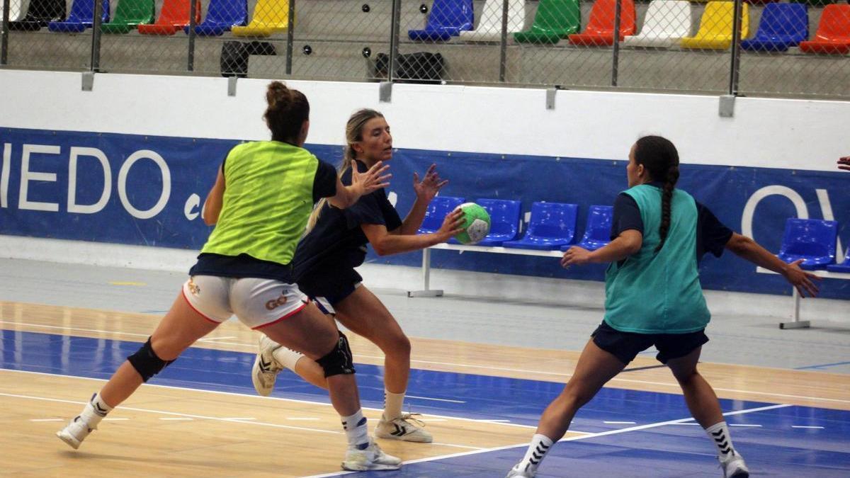 Momento de un entrenamiento de pretemporada del Lobas Alimerka Oviedo.