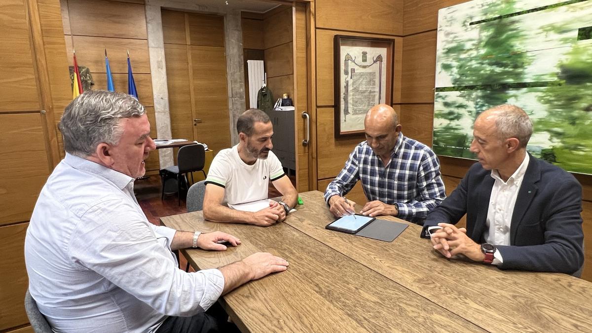 Por la izquierda, el secretario municipal Felipe Fanjul, el alcalde, Ángel García, Paco Fuentes, de la entidad deportiva, y Jesús Abad, edil de Deportes.