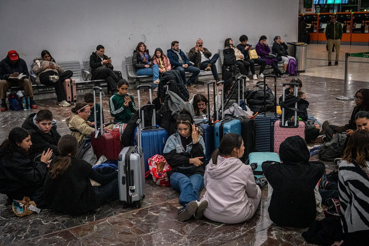 Ambiente esta tarde en la estación de  Sants de Barcelona. Trenes saturados y retrasos, tras el temporal