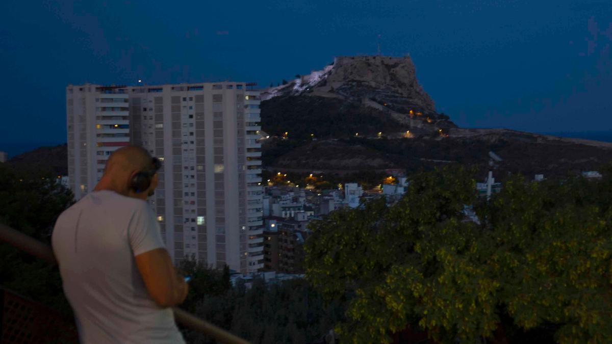 El castillo de Santa Bárbara, sin luz en una de sus laderas