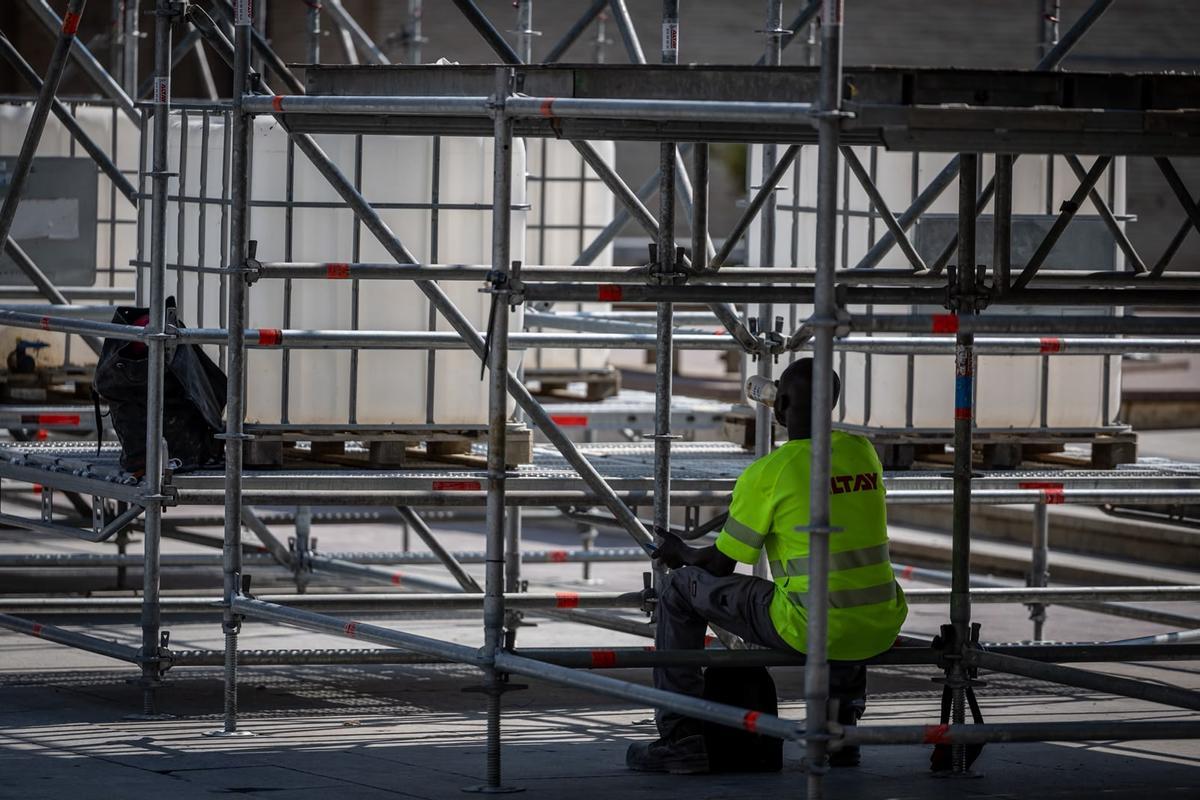 Un técnico durante las labores de montaje de las pantallas gigantes en la plaza del Pilar