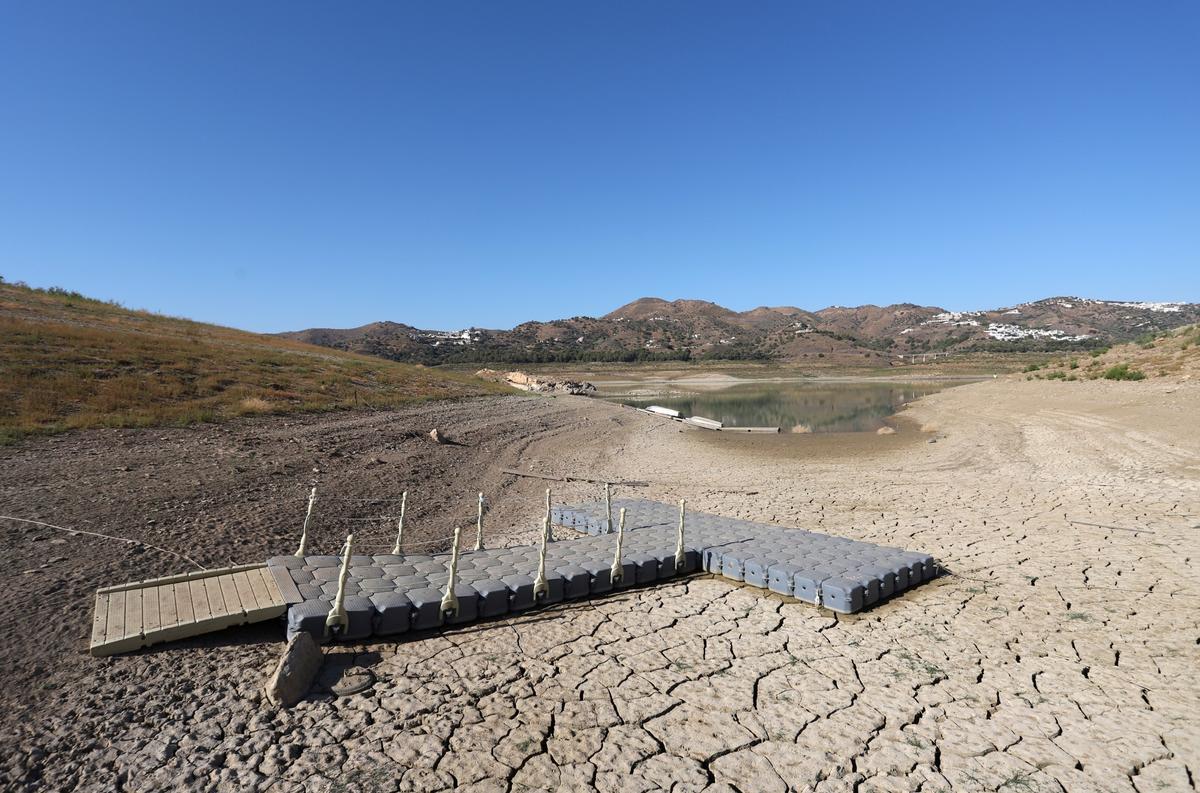 La crítica situación del embalse de la Viñuela, en imágenes