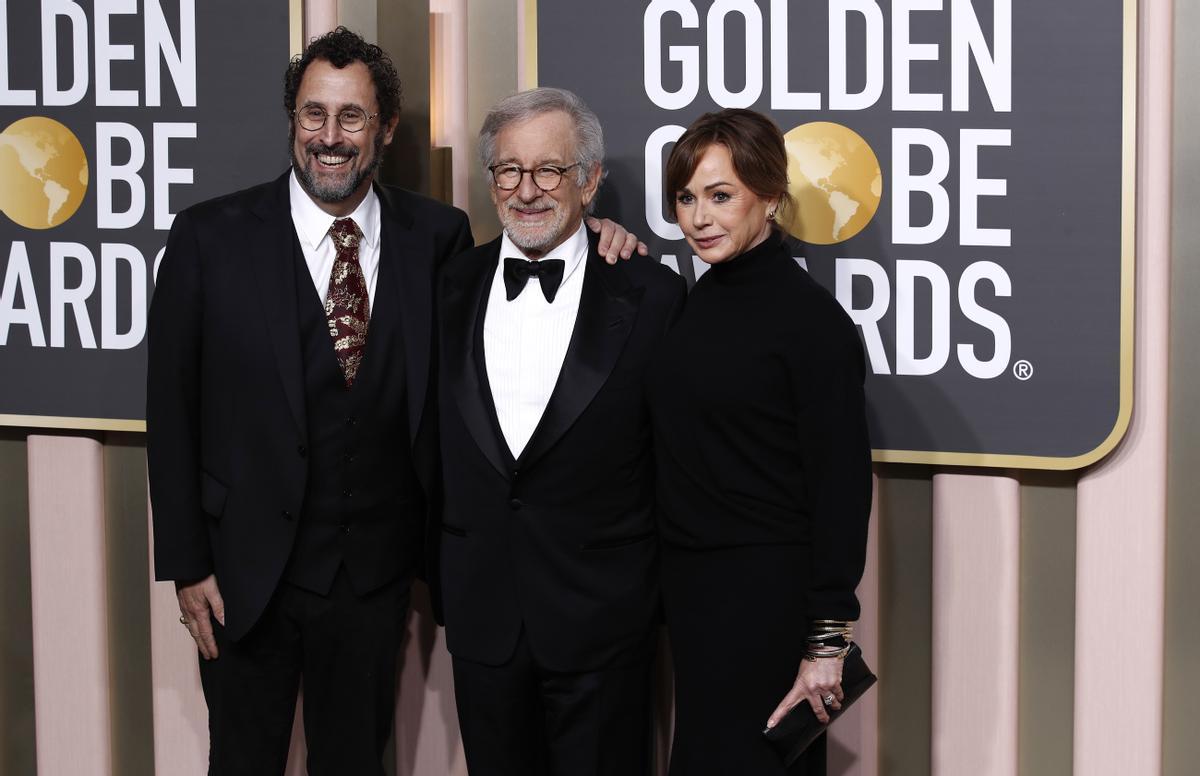 El director estadounidense Steven Spielberg posa con los premios a Mejor Director de Película y Mejor Película de Drama durante la 80ª entrega anual de los Globos de Oro, este 10 de enero de 2023. EFE/EPA/Caroline Brehman