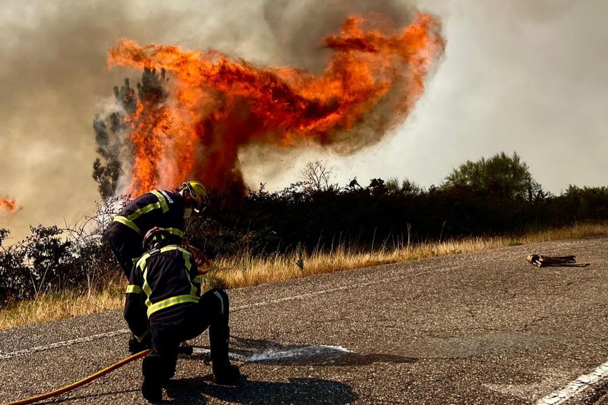 Bomberos apagan el fuego en A Cañiza.