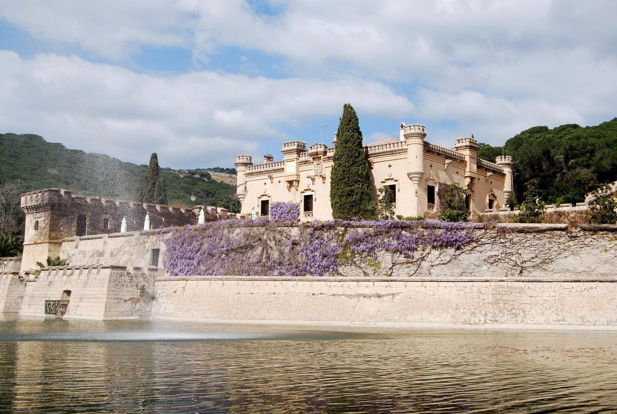 El castillo levantado sobre una antigua masía con torreón junto a un precioso jardín del Maresme