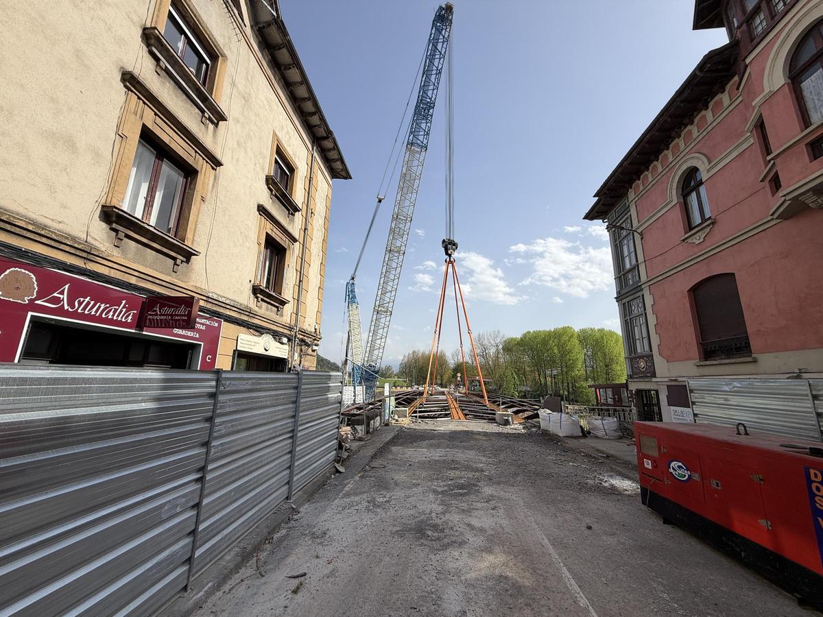 Finaliza el montaje de la estructura metálica del puente de Arriondas
