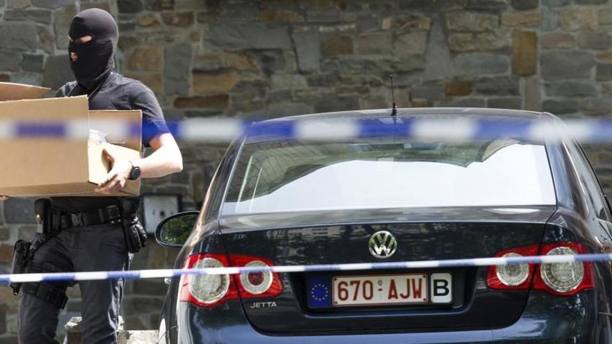 Un policía, durante uno de los registros en Bruselas.