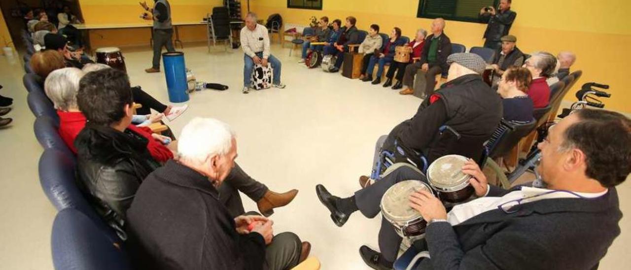 Demostración de percuterapia en la residencia para mayores de Vila de Cruces. // Bernabé/Gutier