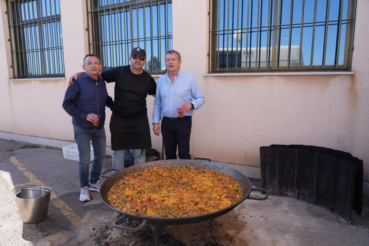 El chef Santi Becerra se ha encargado un año más de preparar la paella.