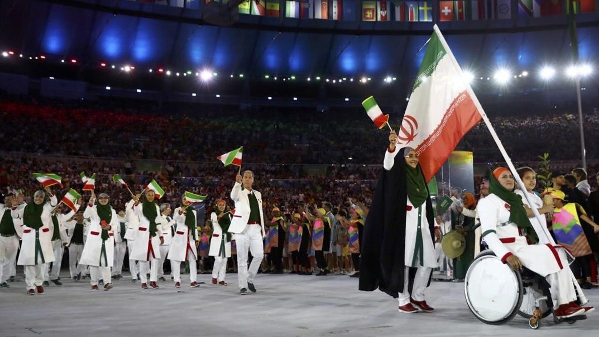 Zahra Nemati, al frente del equipo iraní en la ceremonia inaugural de Río 2016.