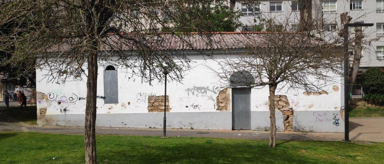 Vista exterior del edificio de la capilla del Balneario de  Arteixo y del estado del interior del templo. |   // LA OPINIÓN