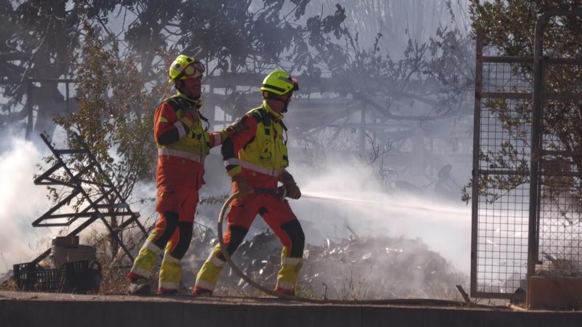Los bomberos durante la intervención en el fuego de la Pobla.