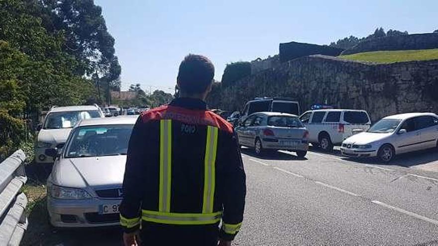 Un efectivo de Protección Civil en el lugar del atropello. // G.S.