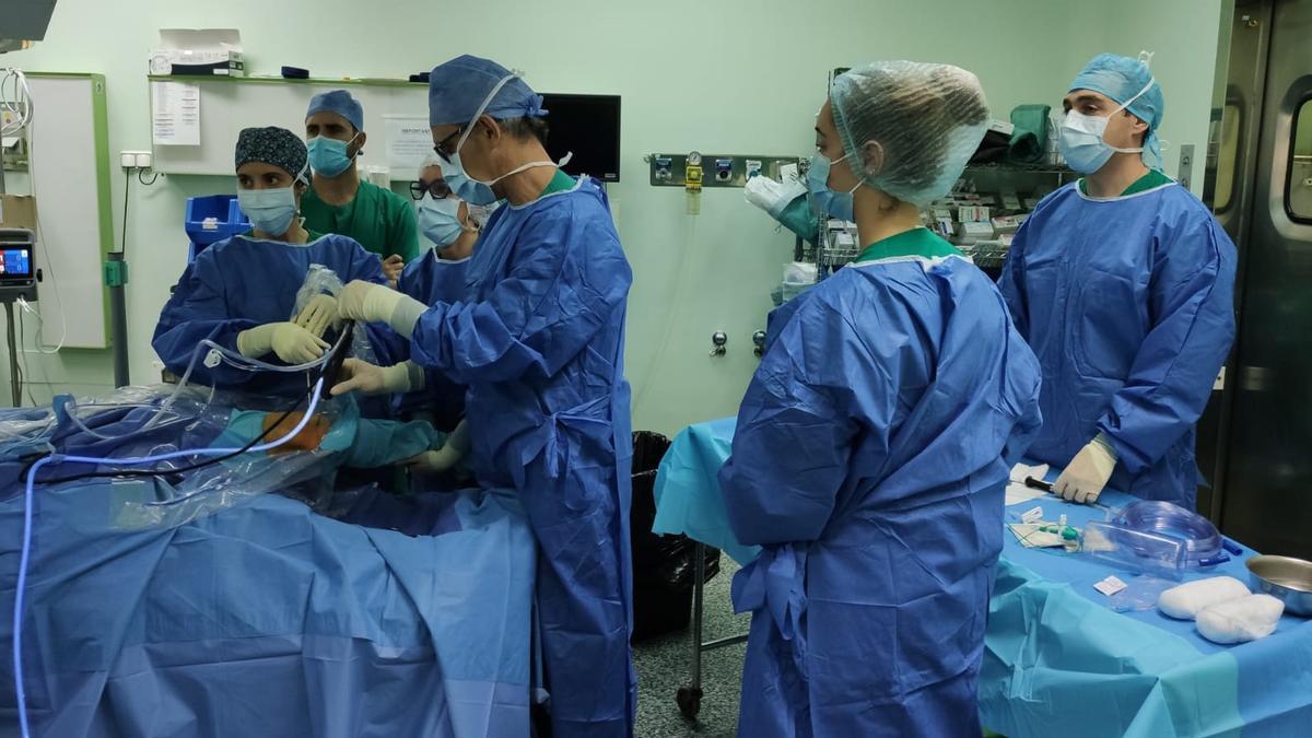 Cirujanos del Servet operan en el hospital Militar, en una imagen de archivo.