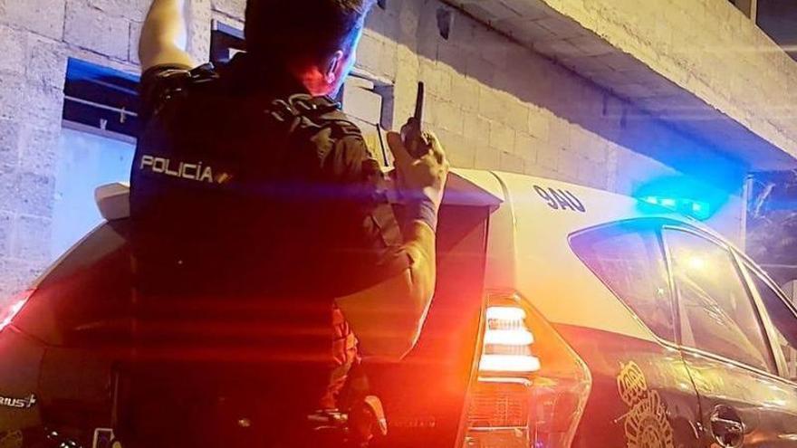 Agente de la Policía Nacional en un momento de la detención de un hombre por un delito de robo con fuerza en grado de tentativa en Las Palmas de Gran Canaria