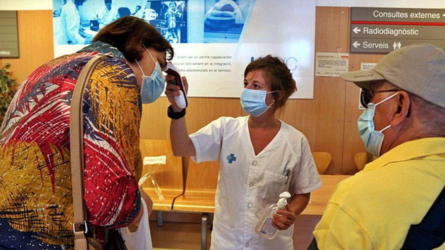 Una infermera pren la temperatura a una usuària a l&#039;hospital de Tortosa.