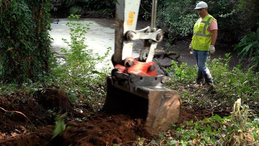 Las barreras ralentizan el vertido de Tordoia mientras se rectifica su distancia con Santiago: el origen está a 30 kilómetros