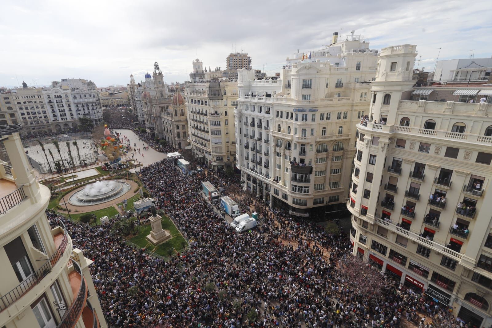 Llenazo en la plaza del Ayuntamiento desde más de una hora antes de la mascletà