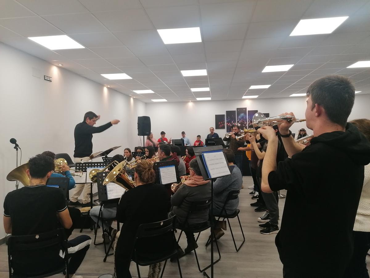 Los músicos de &quot;Bendito Cristo de las Tres Caídas&quot;, en un ensayo en su sede