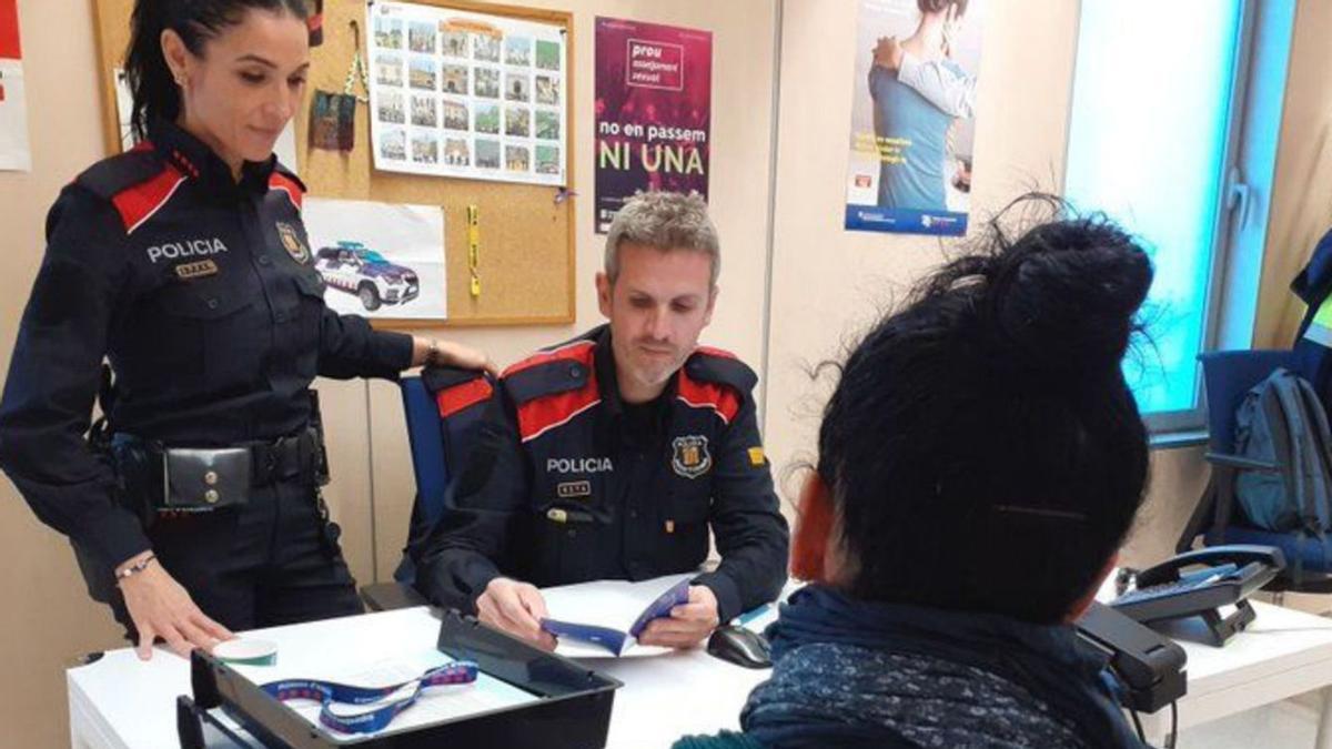 Agentes de Mossos atendiendo a una víctima