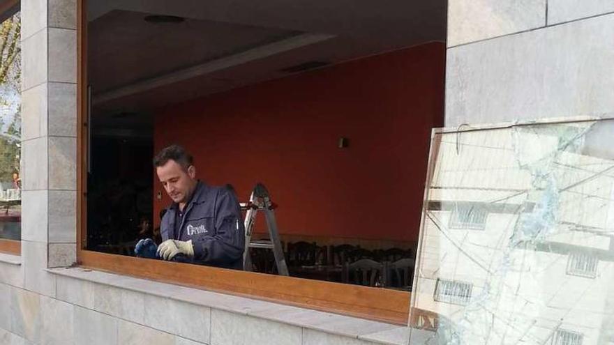 Cristal roto de la ventana de un bar de Espíritu Santo que fue asaltado.