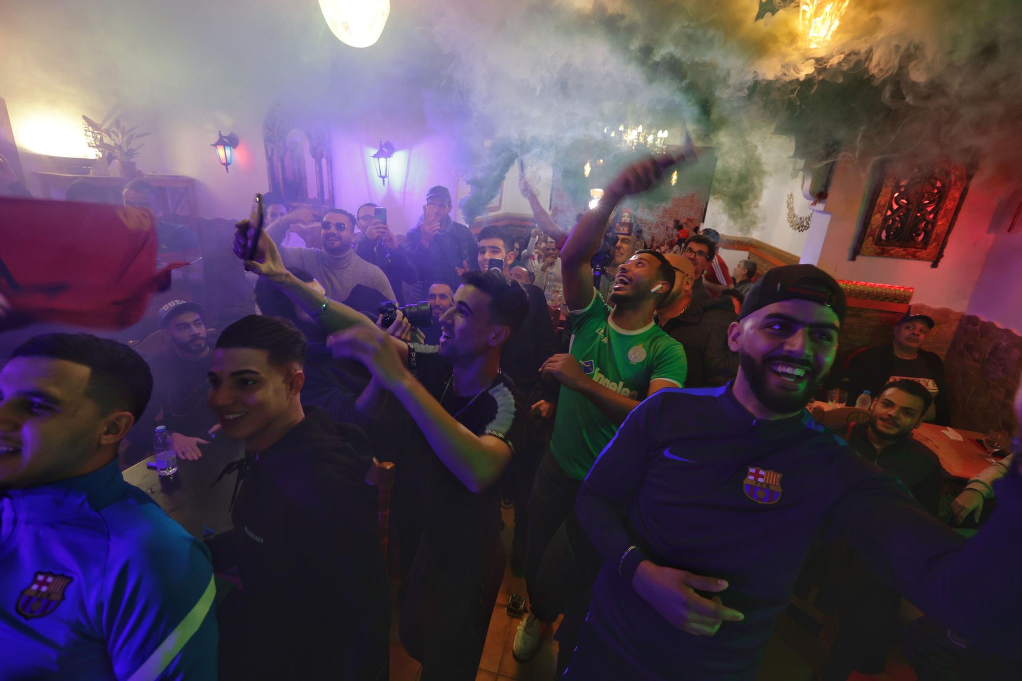 Seguidores marroquís viendo el partido de octavos de final del mundial de Qatar Marruecos-España  octavos en el restaurante Rahma del Raval.