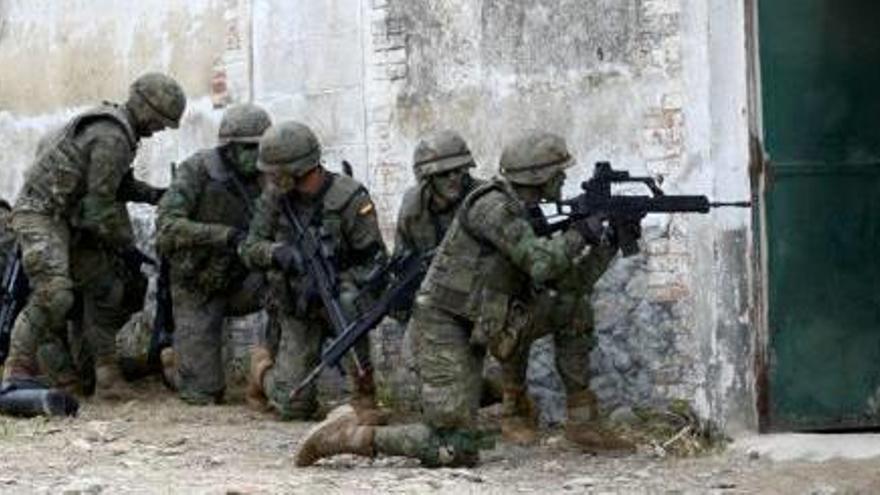 Soldats de la base de Sant Climent Sescebes, durant un exercici militar.