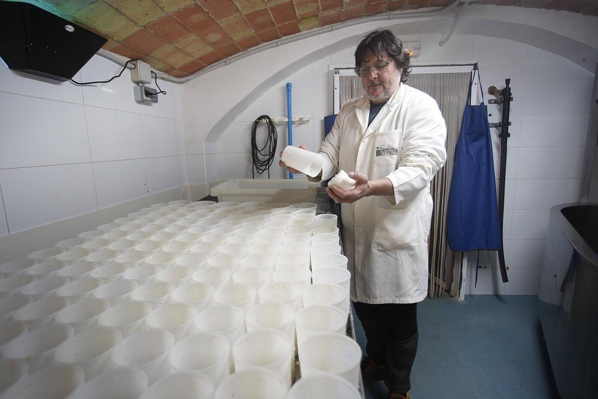 Martí Huguet a l'obrador de formatges de Mas Alba.