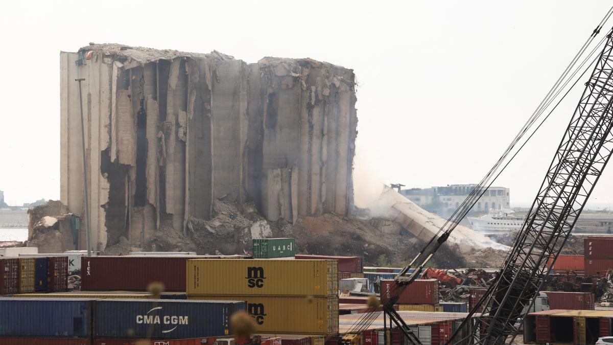 Imagen de las ruinas de los silos del puerto de Beirut.