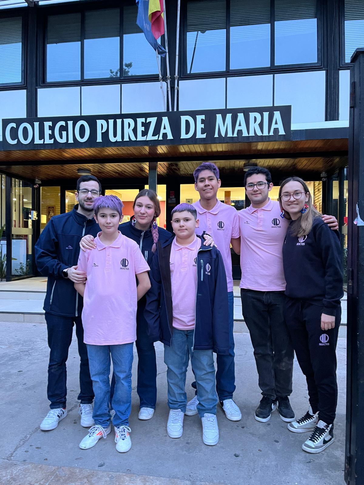 Invictus, en la puerta de su colegio, Pureza de María Cid, en València.