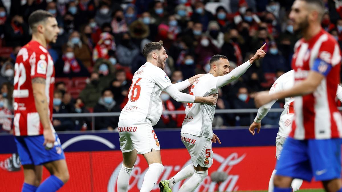 Russo celebra con Fer Niño su gol en el Wanda ante el Atlético de Madrid.