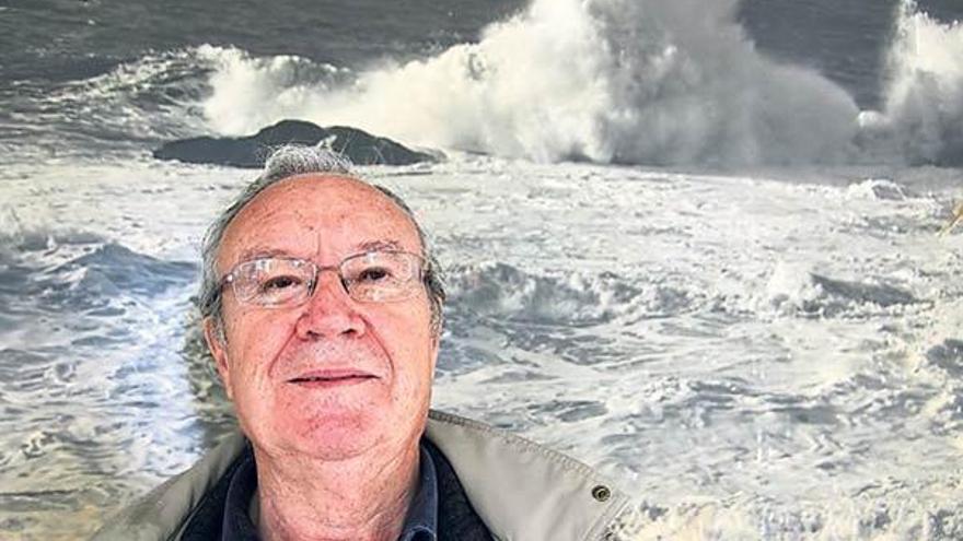 Arturo Rey,  uno de los propulsores del cambio revolucionario en la atención mental en Galicia allá por los 70, hoy jubilado, en el hall de ese hospital de O Rebullón en el que pasó tantos años como director.  Foto con mar arbolada, como la mente cuando se desata.  // Carlos Pereira