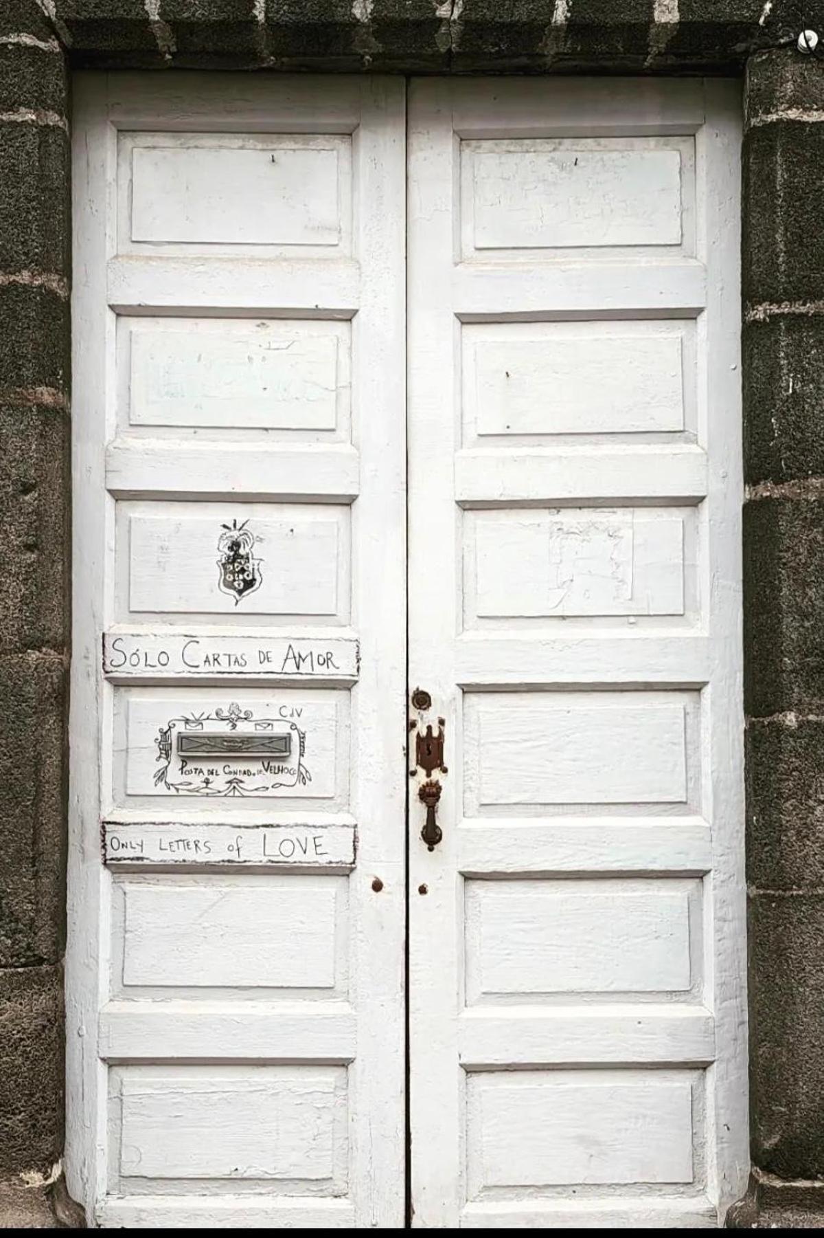 La puerta de Ángel con el mensaje 'Solo cartas de amor'.