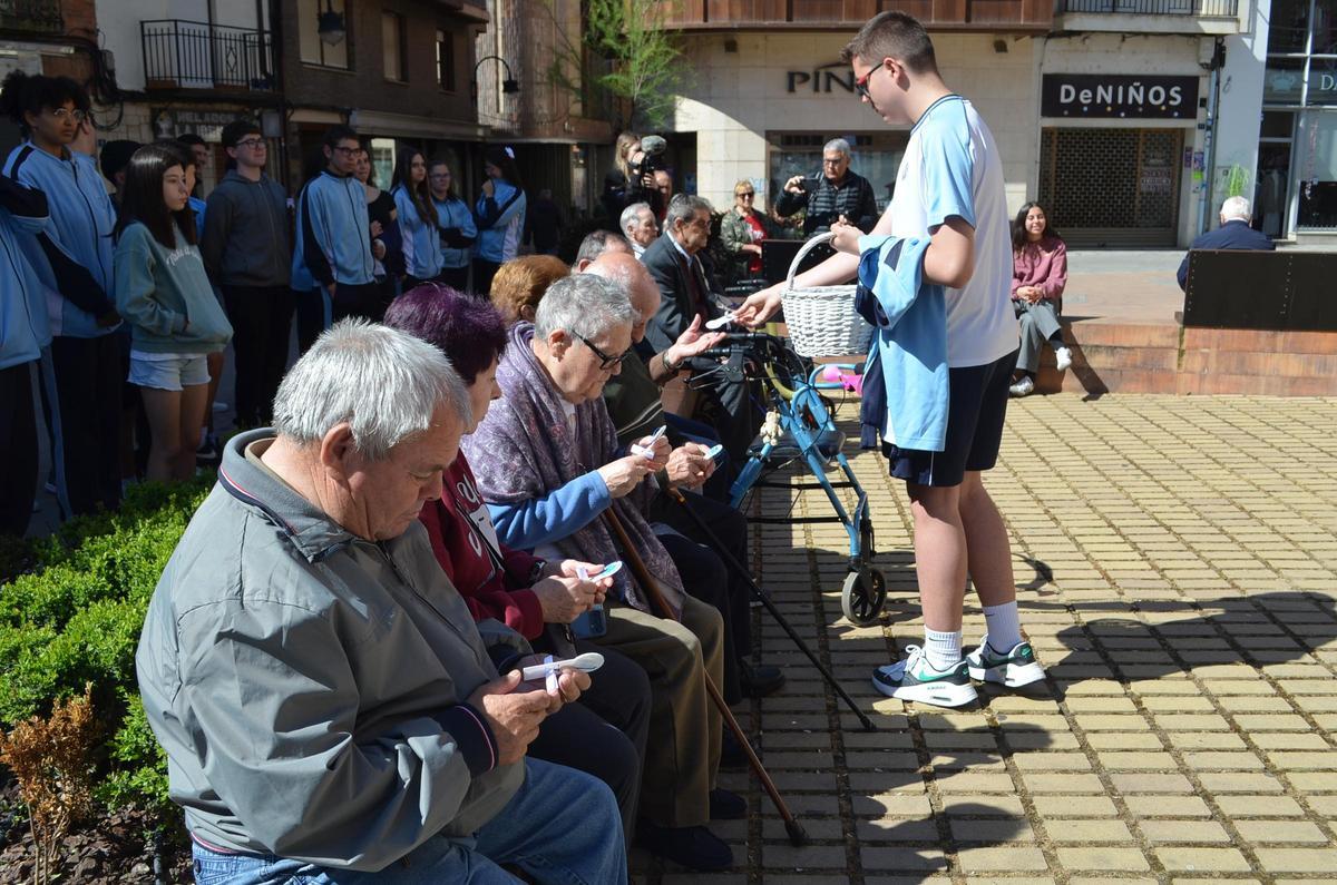 Un alumno de San Vicente de Paúl repartiendo poesías elaboradas por los alumnos y alumnas.