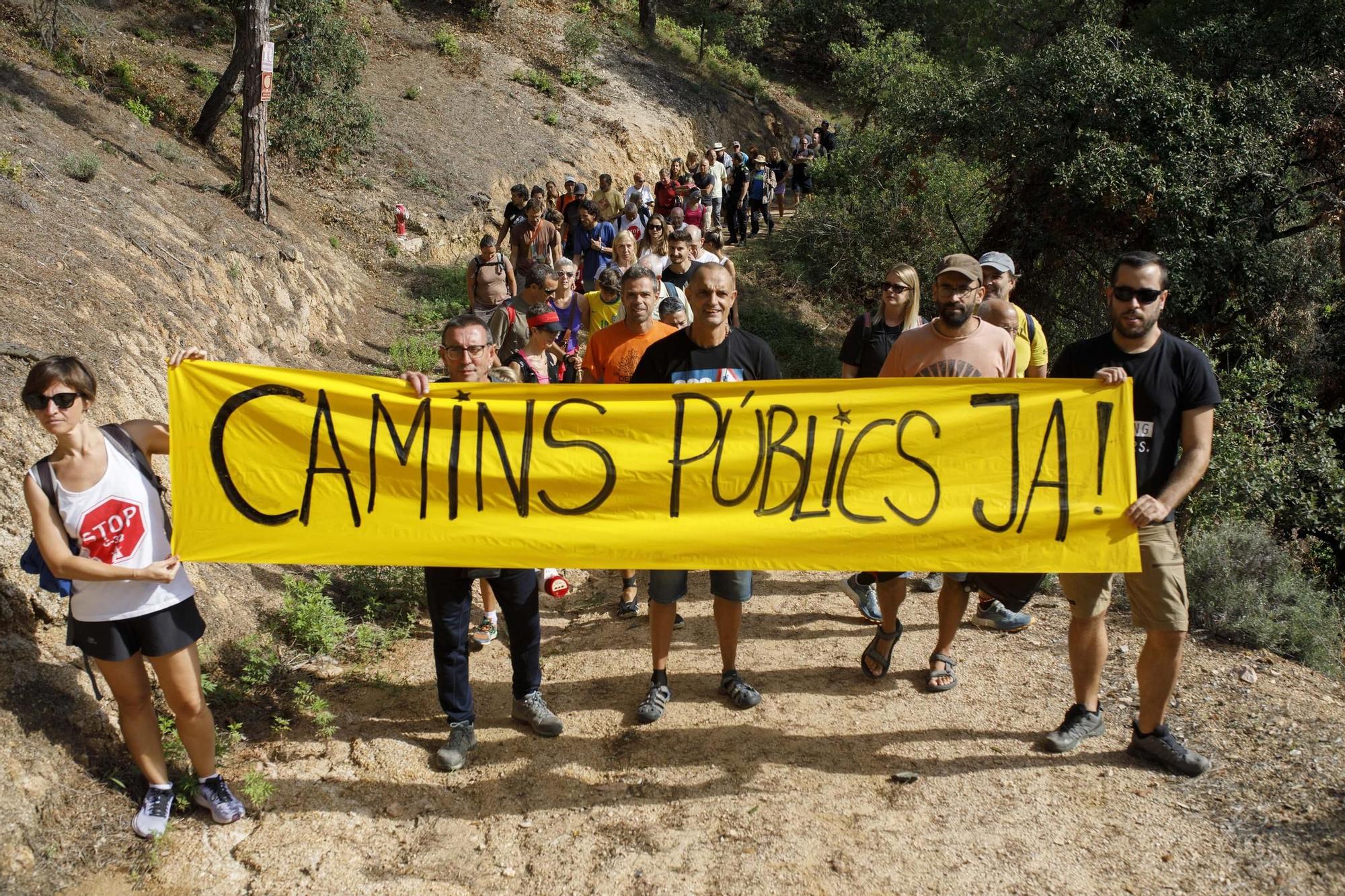 Els activistes han demanat la reobertura del camí de ronda al seu pas per Can Juncadella