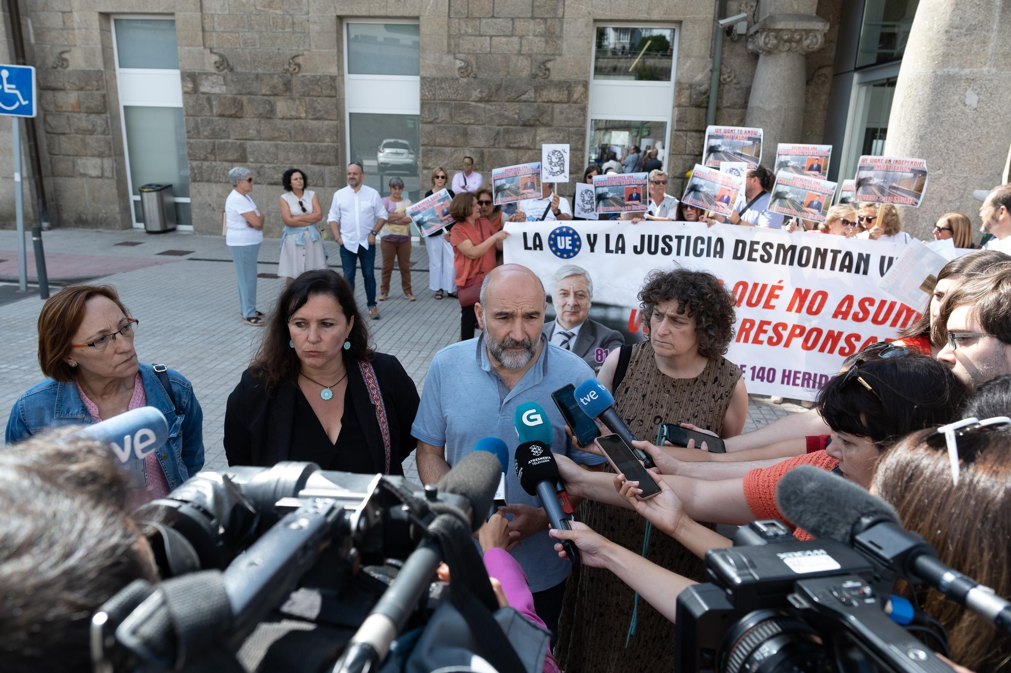 Las víctimas de Angrois se concentran en el Obradoiro en el noveno aniversario del accidente