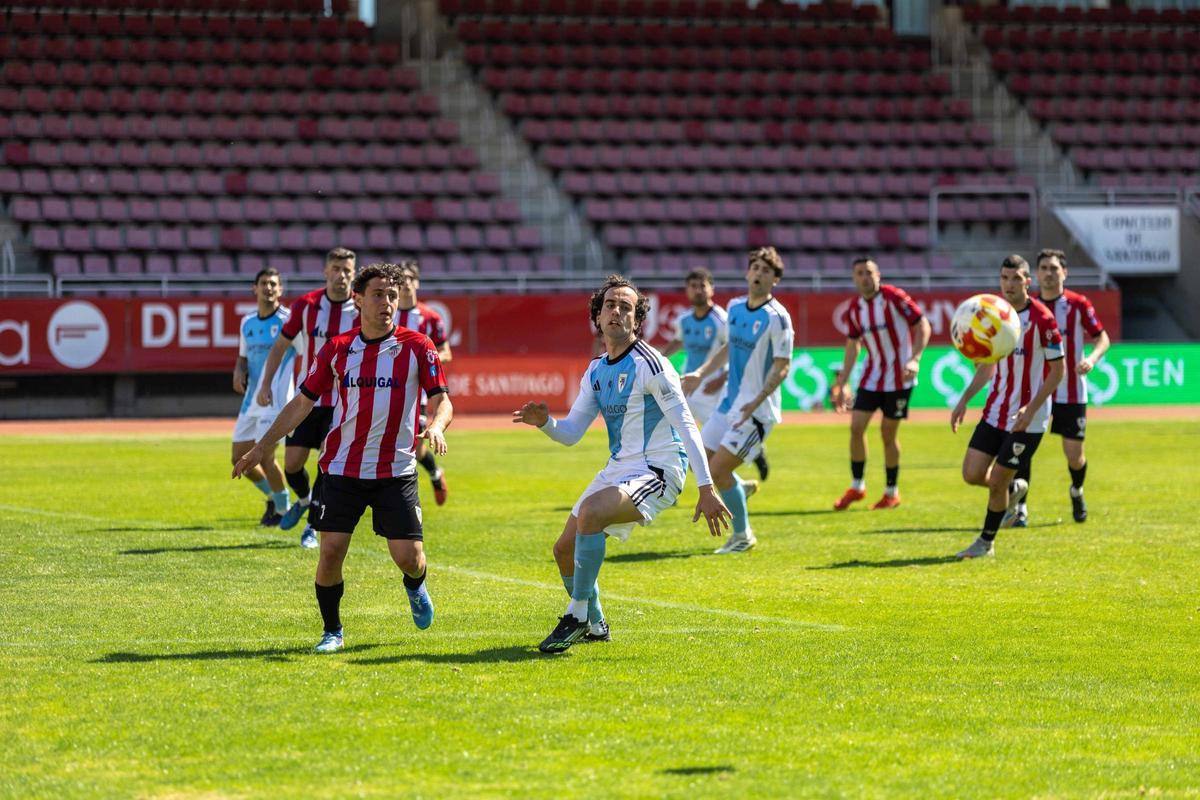 Charly persigue un balón al espacio durante el partido del Compos frente al Atlético Arteixo en San Lázaro.