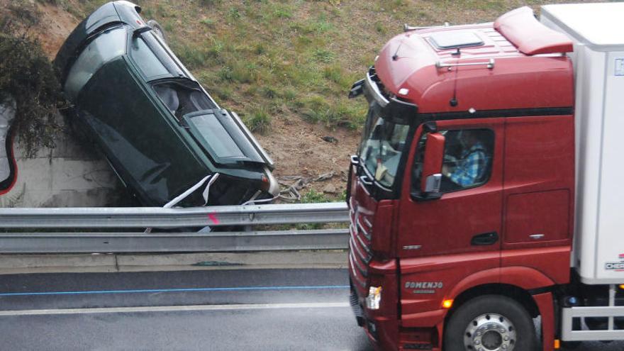 Un vehicle accidentat per sortida de via a la carretera C-55.