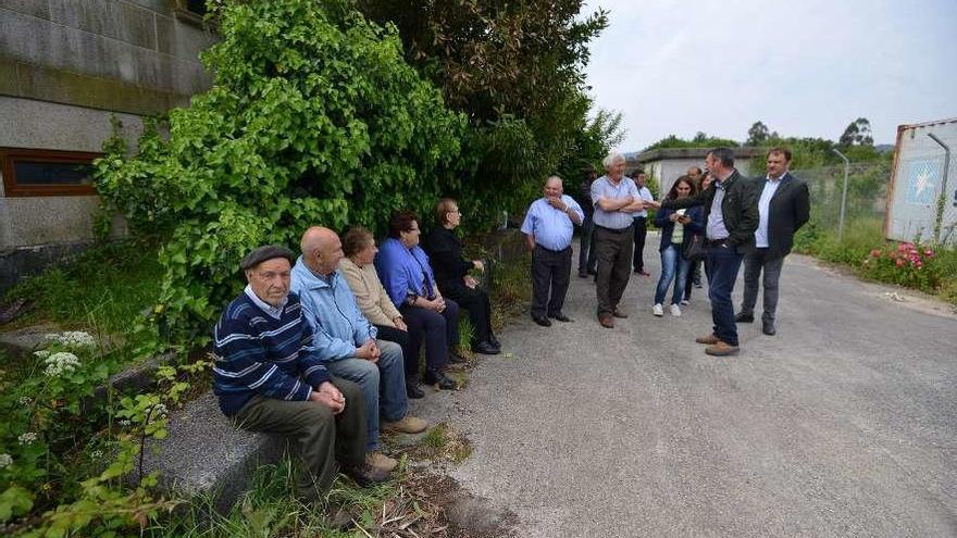 Los vecinos, con Abraldes y Sanmartín, en una de las últimas reuniones al lado del depósito. // G. Santos