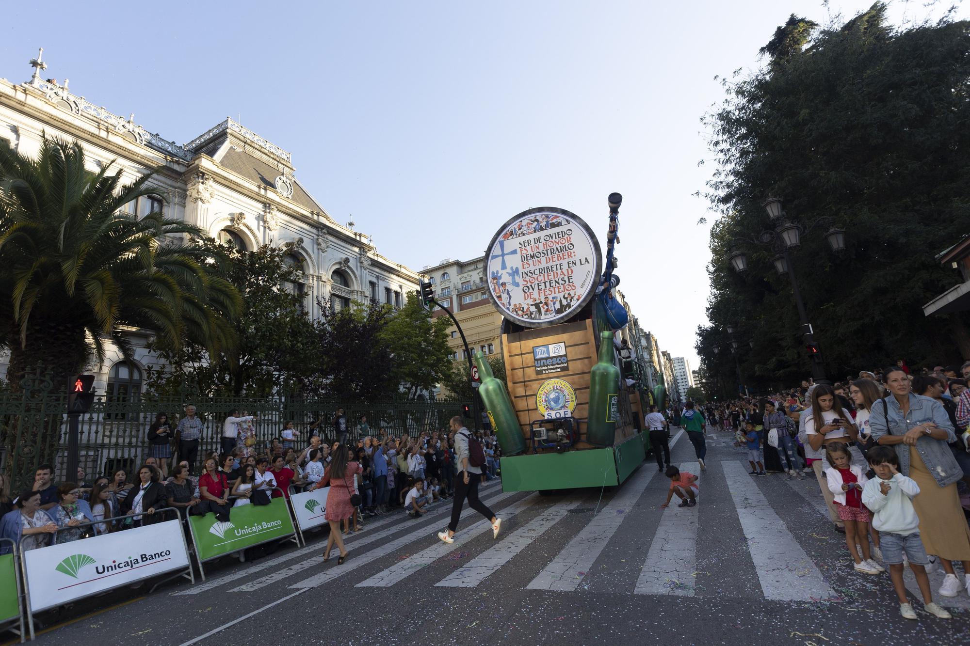 En Imágenes: El Desfile del Día de América llena las calles de Oviedo en una tarde veraniega