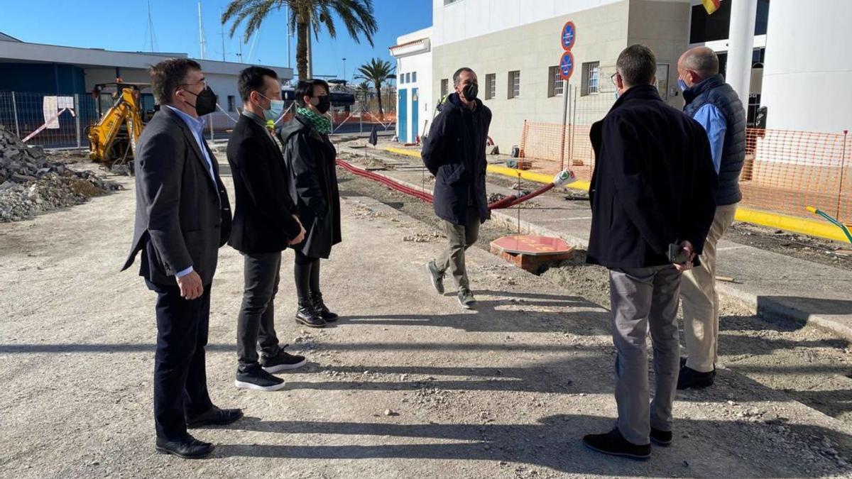 Los participantes en la reunión visitan unas obras del puerto. | APB